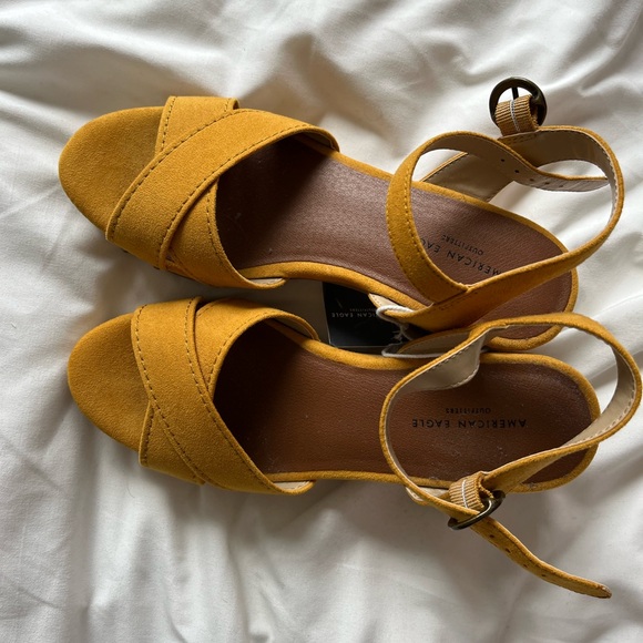 70s vibe chunky heel sandals - mustard yellow, size 6 - Picture 4 of 4